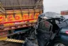 खड़े ट्रक से टकराई कार, पिता-पुत्र समेत तीन की दर्दनाक मौत