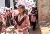 बलिया : स्कूल चलो रैली में शामिल बच्चों पर बरसे फूल, आकर्षण का केन्द्र रही SMC अध्यक्ष 