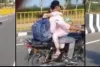 चलती बाइक पर रोमांस करते नजर आया कपल, टंकी पर बैठ युवक को गले लगाई दिख रही युवती, वीडियो वायरल
