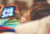 अचानक बेहोश हुई मोबाइल पर वीडियो देख रही बच्ची, घर में मचा कोहराम