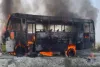 गाजीपुर में दर्दनाक हादसा : हाईटेंशन तार की चपेट में आने से बस में लगी आग, मची चीख पुकार