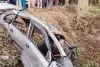 पेड़ से टकरा कर दो टुकड़ों में बंटी कार, दो बेटियों के साथ मां की मौत