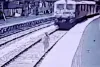 बॉयफ्रेंड से विवाद के बाद ट्रेन के सामने कूदी प्रेमिका, आ गई तेज रफ्तार ट्रेन ; दिल थामकर देखें वीडियो