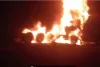 खड़े ट्रक में टकराई डीसीएम, जिंदा जला चालक