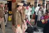 कामायनी एक्सप्रेस में बम की सूचना : बलिया स्टेशन पर यात्रियों को उतारकर RPF और GRP के साथ तलाशी में जुटी पुलिस, देखें Video