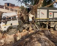 Video : बलिया में बेकाबू हुआ डंफर, बिजली के कई पोल हुए क्षतिग्रस्त ; एक की मौत