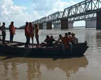 बलिया : सेल्फी के चक्कर में रेल पुल से सरयू नदी में गिरी किशोरी, सन्न रह गई सहेली