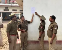 हत्या के प्रयास में शामिल दो अभियुक्तों के घर पर नोटिस चस्पा, बलिया पुलिस ने कराई मुनादी