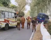 हत्या के बाद सुसाइड की आशंका : पुलिस वैन में मिले दो पुलिसकर्मियों के शव, एके-47 से मारी गोली