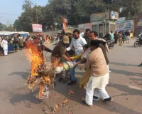 बलिया में कांग्रेसियों ने फूंका गृहमंत्री का पुतला, पुलिस ने लिया एक्शन