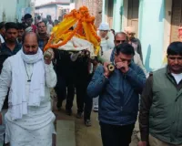 Ballia News : पूर्व मंत्री की चाची पंचतत्व में विलीन, इंजीनियर बेटे ने दी मुखाग्नि