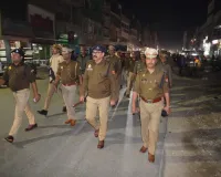 गणतंत्र दिवस की पूर्व संध्या पर पुलिस बल के साथ एसपी और एएसपी ने बलिया शहर में किया फ्लैग मार्च