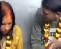 दारोगा ने महिला कॉस्टेबल से मंदिर में रचाई शादी, बाहर निकलते ही हुआ हाई वोल्टेज ड्रामा, Video वायरल