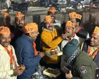 दिल्ली और मिल्कीपुर में भाजपा की जीत पर बलिया में आतिशबाजी