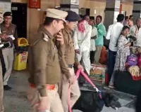 कामायनी एक्सप्रेस में बम की सूचना : बलिया स्टेशन पर यात्रियों को उतारकर RPF और GRP के साथ तलाशी में जुटी पुलिस, देखें Video