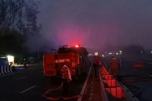 NH पर चलती ट्रक में लगी आग