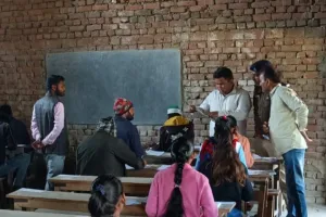 UP Board Exam 2023 : बलिया में भाई की परीक्षा देते पकड़ा गया 'मुन्ना भाई'