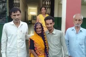 Purvanchal24 का अभियान रहा सफल : घर पहुंची सहारनपुर में भटक रही मां, छलकें खुशी के आंसू