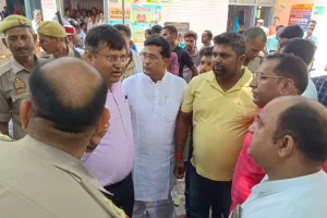 Ballia News : इलाज से पहले टूटी महिला की सांस, डाक्टर पर आरोप लगा परिजनों ने काटा बवाल