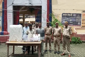 Ballia पुलिस के हत्थे चढ़े तीन शातिर चोर, बिना नम्बर की बाइक समेत अन्य सामान बरामद