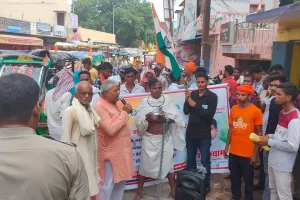 Ballia News: समान शिक्षा की मांग को लेकर राधेश्याम ने निकाली अजीबोगरीब यात्रा