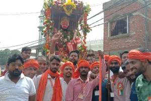 Ballia News : शांतिपूर्ण तरीके से निकला महावीर झंडा जुलूस, अखाड़े में दिखा युवा जोश