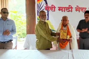 अपने पुरा छात्र स्वतंत्रता संग्राम सेनानी को सम्मानित कर अगराया बलिया का यह स्कूल