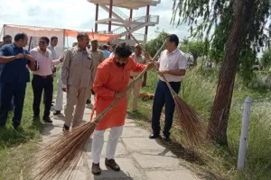 स्वच्छता श्रमदान : बलिया में प्रभारी मंत्री, विधायक, नोडल अधिकारी, डीएम और सीडीओ ने किया श्रमदान