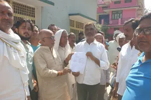 Ballia News : ग्रामीणों ने किया चकबंदी का विरोध, डीएम को भेजा पत्र