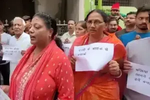 बलिया : अधिकारियों ने नहीं सुनीं फरियाद तो मुहल्लेवासी पढ़ने लगे हनुमान चालीसा, ये है पूरा मामला