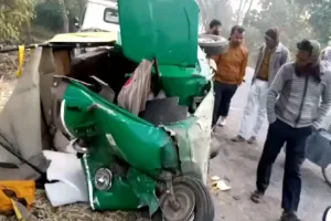 बलिया में Road Accident : टेम्पो के उड़े परखच्चे, चालक की दर्दनाक मौत