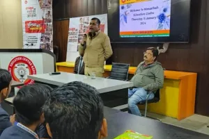 मनःस्थली एजुकेशन सेंटर रेवती में चली बलिया पुलिस की पाठशाला, CO ने बच्चों को दिए सुरक्षा के टिप्स