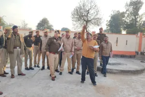 In Photo : नवनिर्मित भवन निछुवाडीह फायर स्टेशन का निरीक्षण कर बलिया एसपी ने दिये आवश्यक दिशा निर्देश