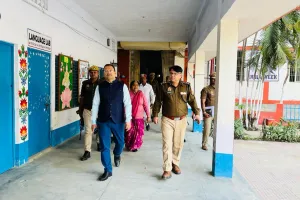 पुलिस भर्ती परीक्षा : चौकन्ना रहा बलिया प्रशासन, परीक्षा केन्द्रों का जायजा लेते रहे डीएम-एसपी 