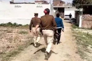 छापेमारी करने गई पुलिस और अपराधियों के बीच मुठभेड़, एक पुलिसकर्मी शहीद