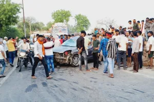 बलिया : बेकाबू कार ने मारी बाइक में टक्कर, मां-बेटे की दर्दनाक मौत ; चिकित्सक के घर मचा कोहराम