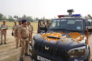 डायल 112 पुलिस में शामिल हुए 15 नए वाहन : बलिया एसपी ने हरी झंडी दिखाकर किया रवाना