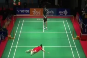एशिया जूनियर चैंपियनशिप : मैच के दौरान कोर्ट में गिरे बैडमिंटन खिलाड़ी की मौत, देखें Video 