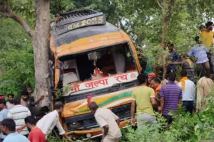 बलिया में बाइक को रौंदते हुए पेड़ से टकराई बस, युवक रेफर