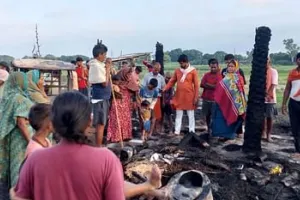 बलिया में शॉर्ट सर्किट से लगी आग, सिलिंडर के धमाके से मची अफरा-तफरी