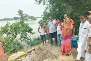 Flood in Ballia : बाढ़ से टीस बंधे पर कटान और रिसाव से मचा हड़कम्प, पहुंचे अफसर 