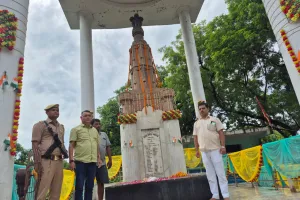 बैरिया बलिदान दिवस : वरिष्ठ भाजपा नेता सूर्यभान सिंह ने शहीद स्मारक पर चढ़ाया श्रद्धा का फूल