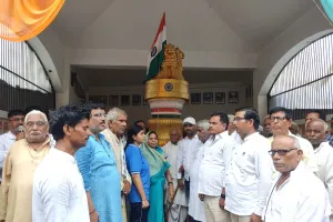 सुखपुरा शहीद स्मारक पर शान से लहराया तिरंगा, बलिया की इन विभूतियों का हुआ सम्मान