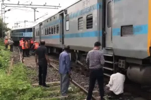 Train Accident : ओवरनाइट एक्सप्रेस के दो डिब्बे पटरी से उतरे, देखें Video