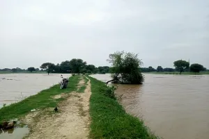 बलिया में गंगा और घाघरा की युगलबंदी से बढ़ा बाढ़ का खतरा, प्रशासन ने किया अलर्ट