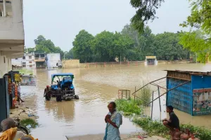 बलिया में तबाही मचाने को बेताब गंगा, घाघरा और टोंस की लहरे, फ्लड एरिया में मची अफरा-तफरी ; डूबे कई सम्पर्क मार्ग