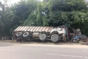 बलिया में बेकाबू हुआ ट्रक, भाग निकला ड्राइवर ; खलासी की दर्दनाक मौत