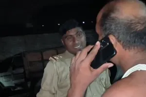 बलिया में पुलिस के साथ नोकझोक का वीडियो वायरल, दरोगा की तहरीर पर पूर्व सभासद समेत तीन के खिलाफ मुकदमा दर्ज