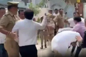 पुलिस के सामने पिट गए बीजेपी विधायक योगेश वर्मा, Video वायरल