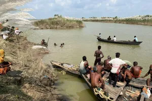 बलिया : मछली मारते नाव से गंगा में गिरा युवक, तलाश जारी